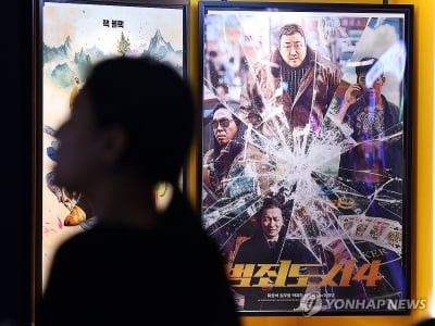 韓영화 첫 '트리플 천만' 앞둔 '범죄도시'…작품성에 독점 논란까지
