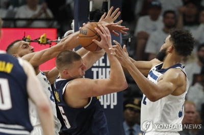 최고 수비수 압도한 MVP…NBA 덴버, 미네소타 잡고 '2승 2패'