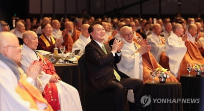 尹, 부처님오신날 축전…"따뜻한 사회 만드는 데 온 힘 쏟겠다"