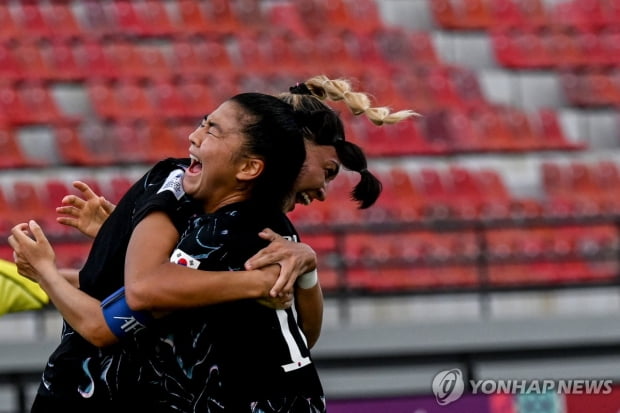 '페어 멀티골' 한국, 중국 2-1 꺾고 여자 U-17 월드컵 본선행(종합)