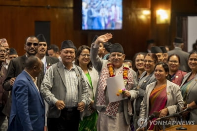 네팔 총리, 정국혼란 속 네번째 신임투표도 통과