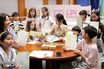 김건희 여사, 청와대서 열린 우크라이나 아동 그림전 참석(종합)