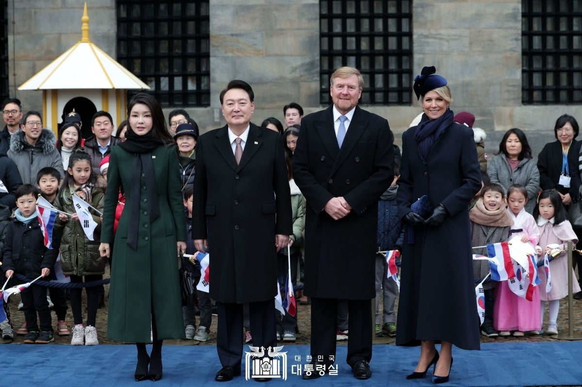 김건희 여사(맨 왼쪽부터)와 윤석열 대통령, 빌럼 알렉산더르 네덜란드 국왕과 막시마 왕비가 지난해 12월 암스테르담 담 광장에서 열린 공식 환영식에 참석하고 있다. /사진=대통령실 홈페이지