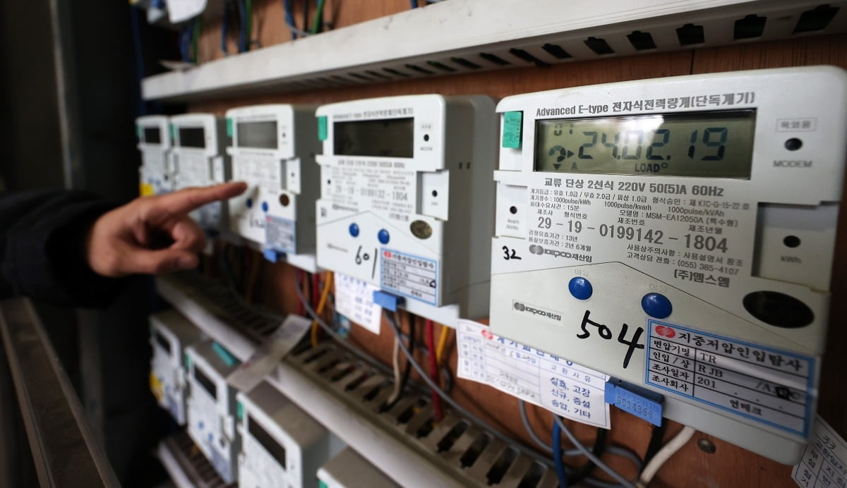 지난 2월 서울 시내 한 오피스텔에서 관리인이 전기계량기를 살펴보고 있다. 사진=뉴스1