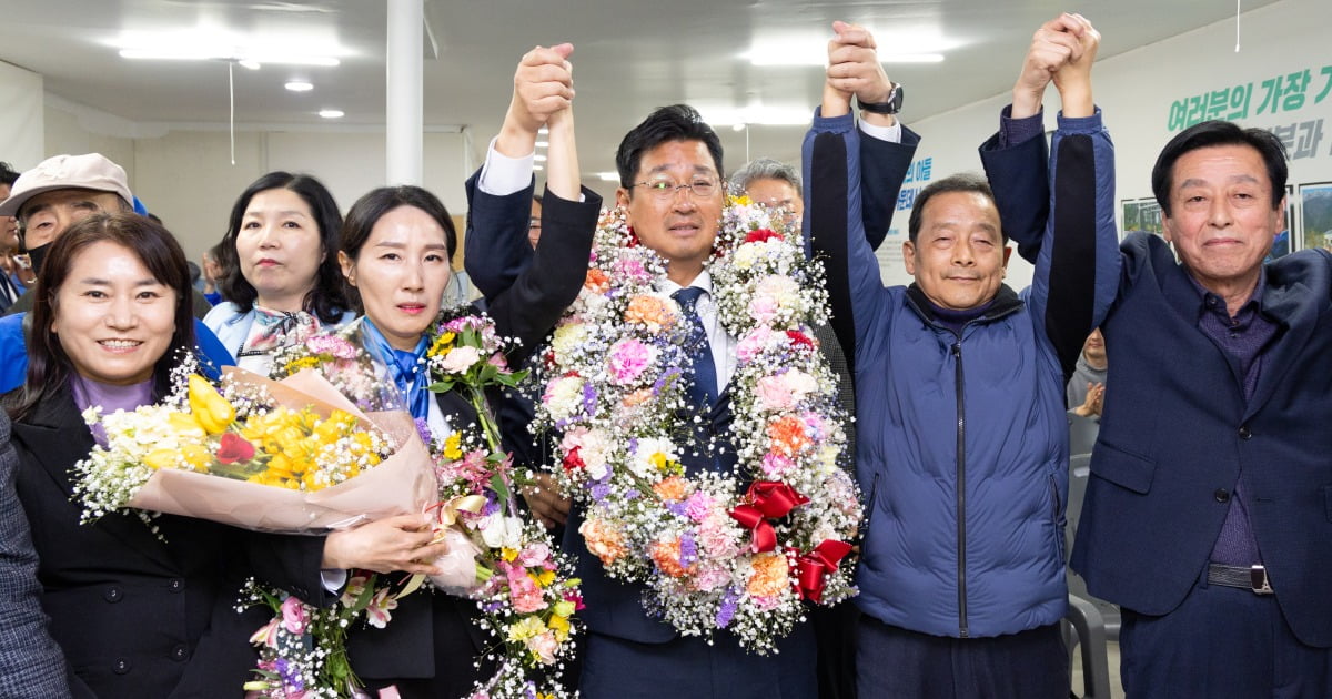 한 더불어민주당 김태선 울산 동구 후보가 지난달 11일 자신의 선거사무소에서 당선이 확실시되자 꽃목걸이를 목에 걸고 환호하고 있다. 사진=뉴스1