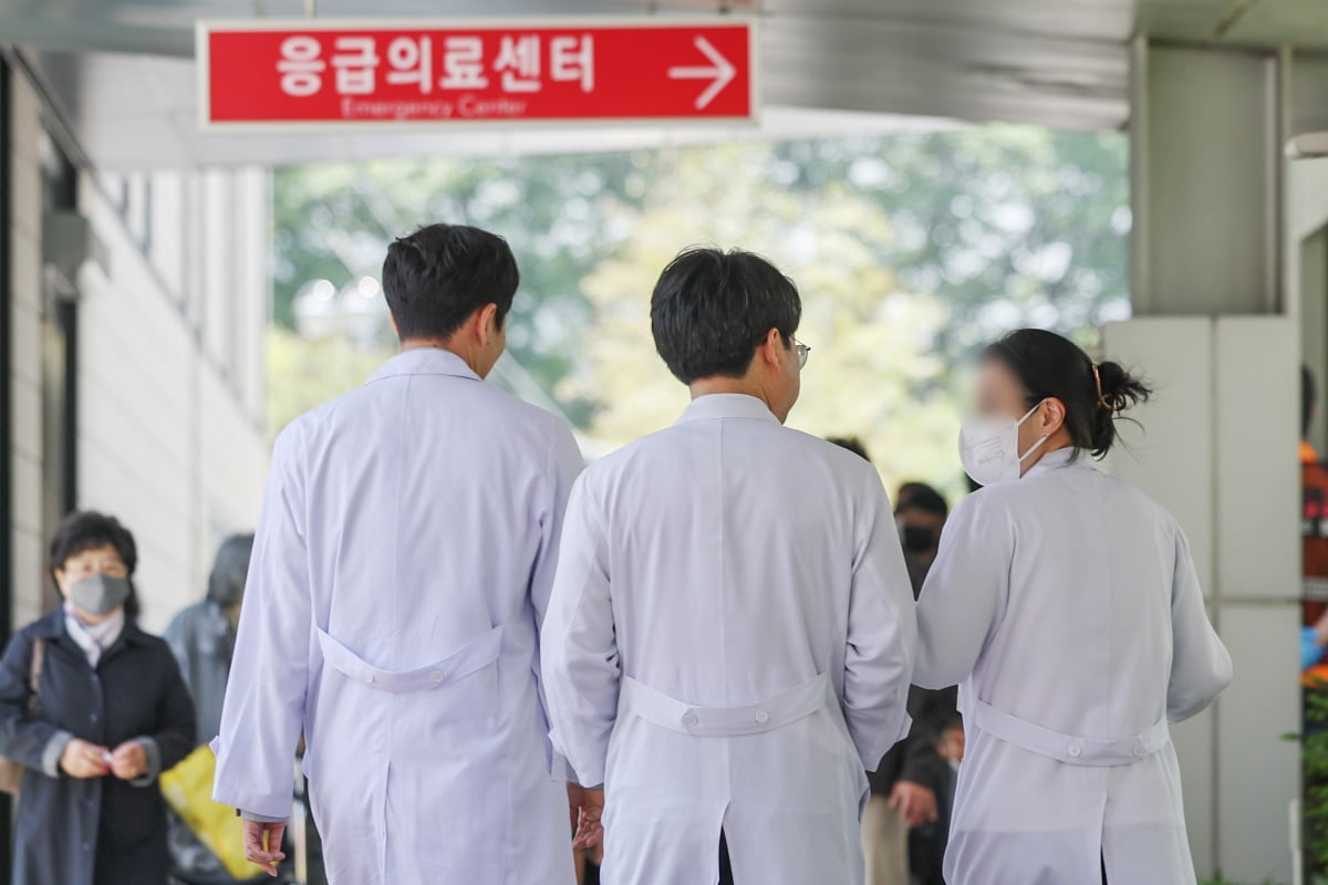 서울의 한 대학병원에서 의료진이 오가고 있다. 사진=뉴스1