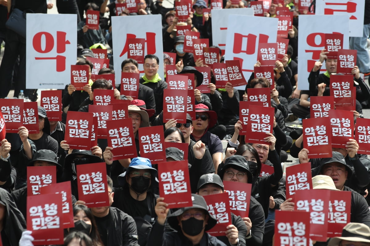 전국공무원노조와 대한민국공무원노조 주최로 열린 '악성 민원 희생자 추모 공무원노동자대회'에서 참가자들이 구호를 외치고 있다./사진=뉴스1