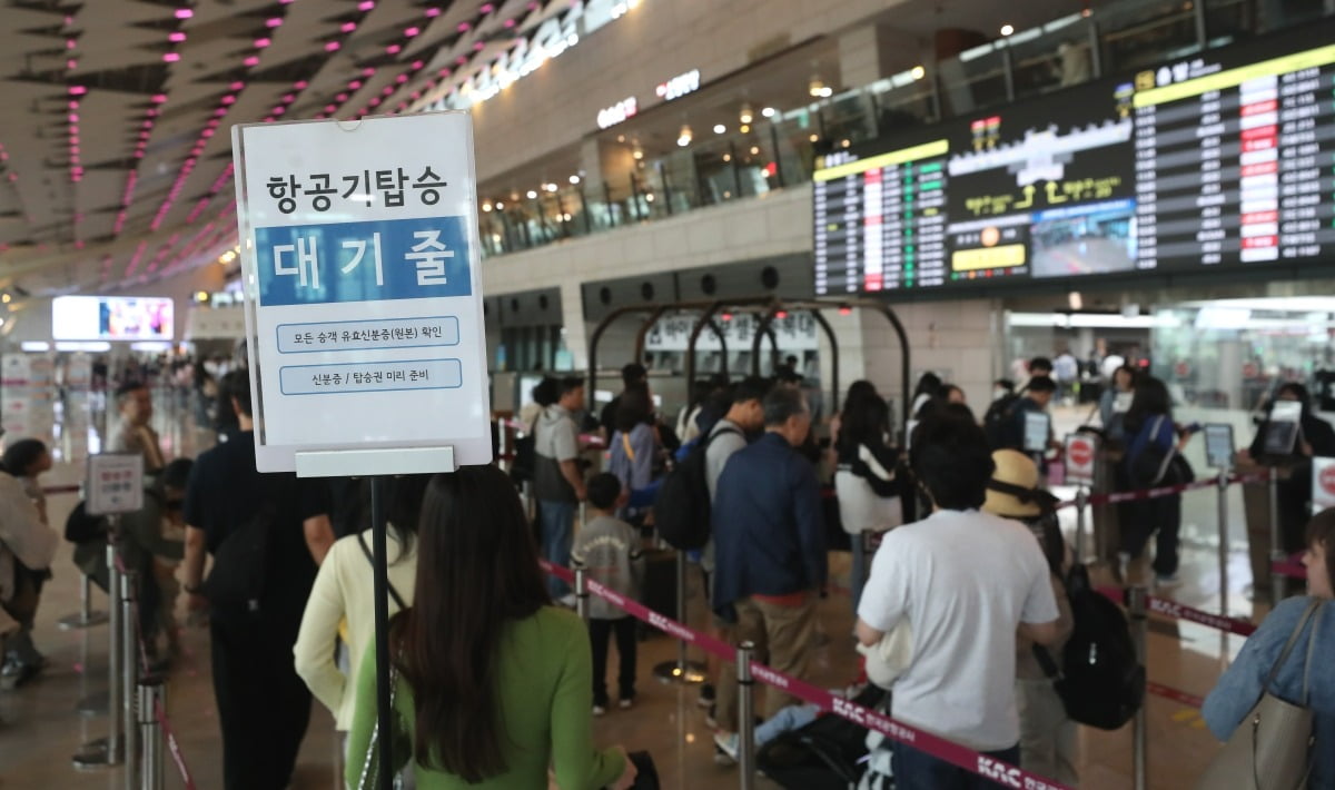 근로자의 날인 1일 서울 강서구 김포공항 국내선 출발층에서 이용객들이 탑승을 위해 줄 서 있다. /사진=바카라 카지노1