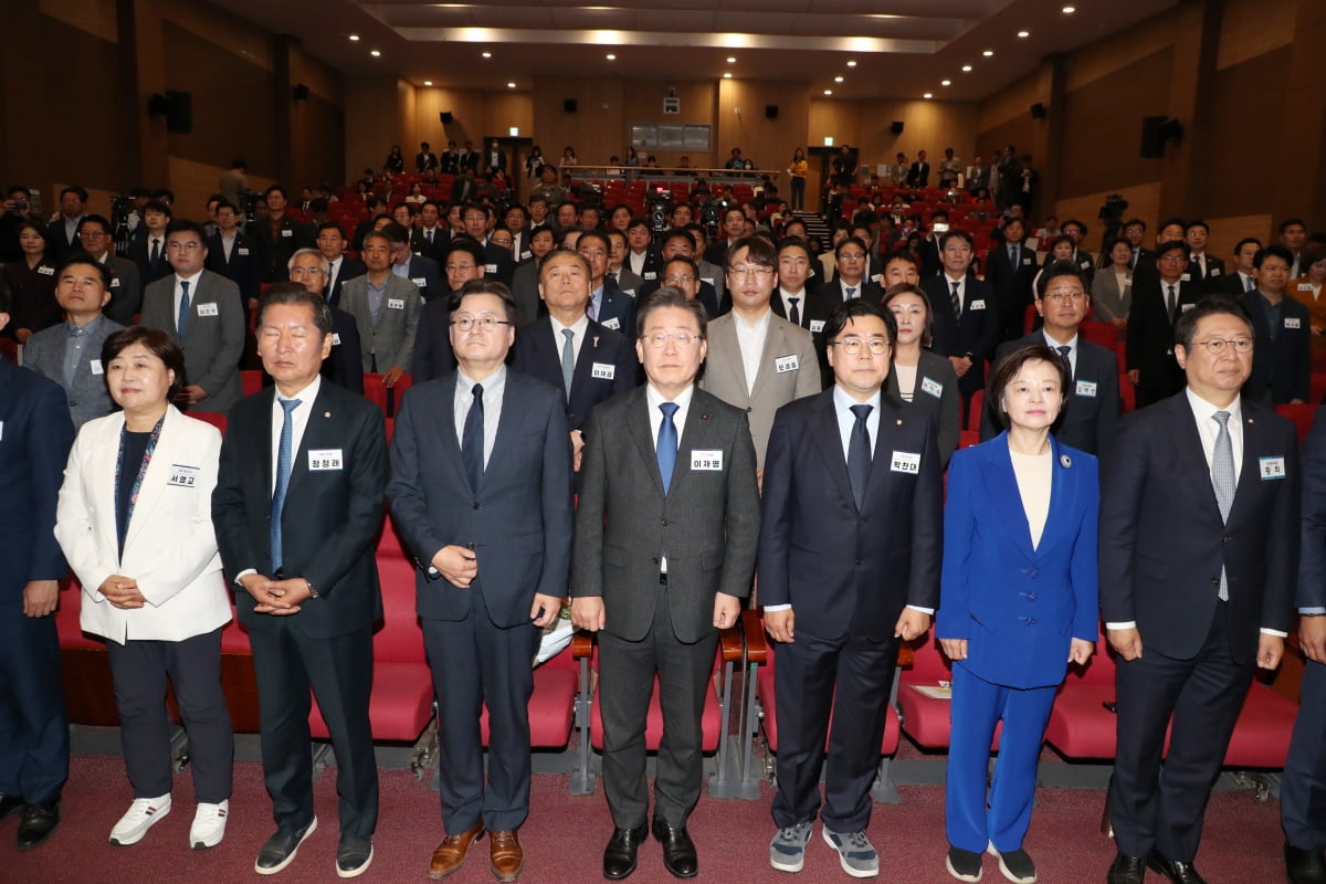 이재명 더불어민주당 대표와 박찬대 신임원내대표를 비롯한 제22대 국회의원 당선인들이 3일 국회 의원회관에서 열린 당선인 총회에서 채상병 특검법 즉각 수용 촉구 결의문을 채택 하고 있다. / 사진=뉴스1