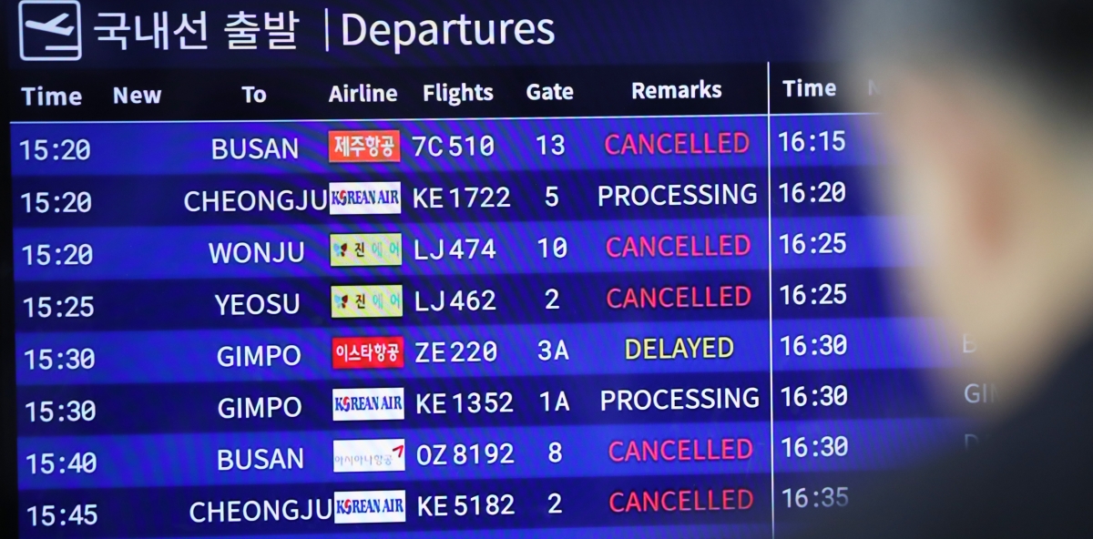 기상악화로 제주 기점 항공기 운항에 차질을 빚고 있는 5일 오후 제주국제공항 국내선 출발장 전광판에 결항 안내가 뜨고 있다. / 사진=뉴스1