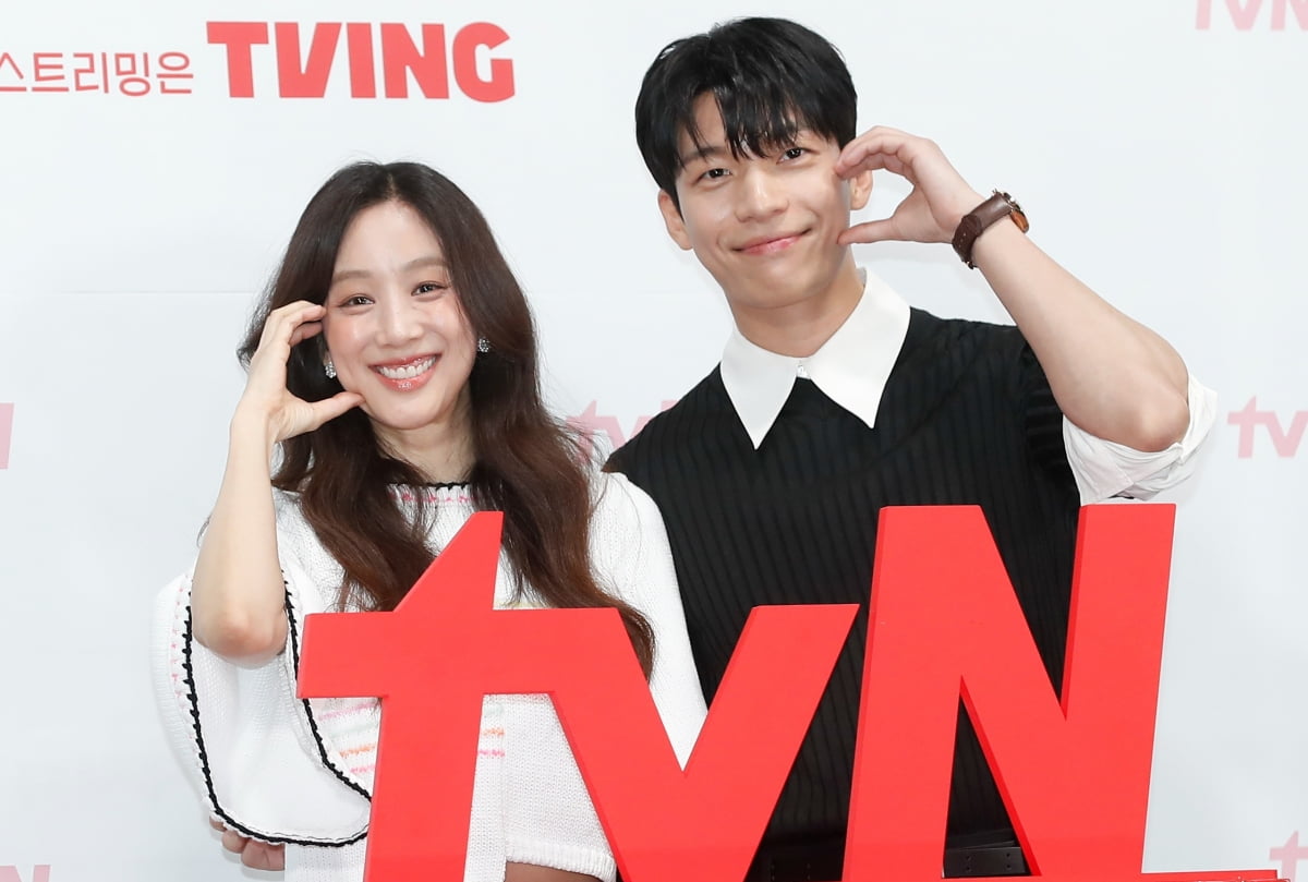 배우 정려원이 9일 오후 서울 신도림 라마다 호텔에서 열린 tvN 새 토일드라마 ‘졸업’ 제작발표회에서 포즈를 취하고 있다./사진=뉴스1