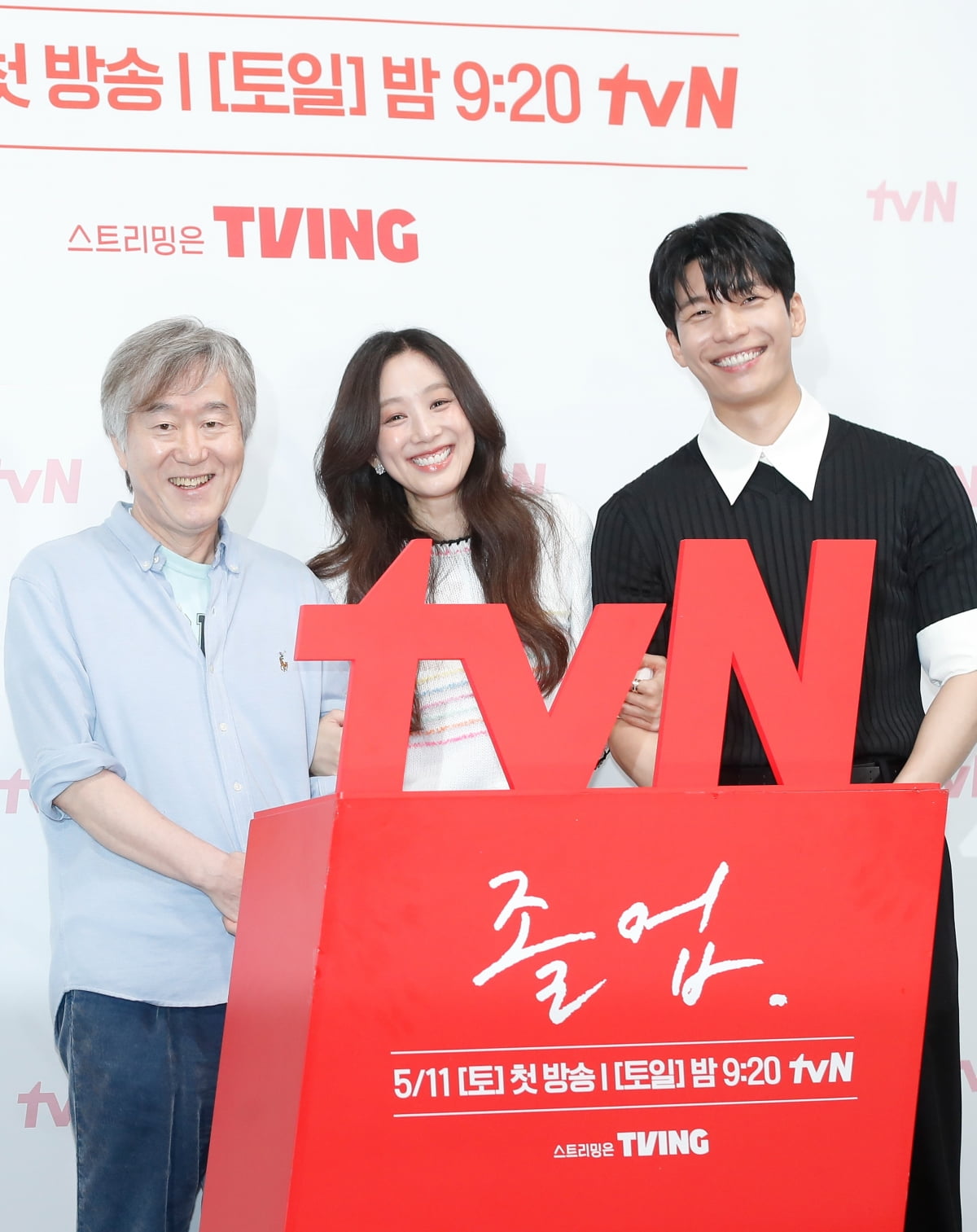  안판석 PD(왼쪽부터)와 배우 정려원, 위하준이 9일 오후 서울 신도림 라마다 호텔에서 열린 tvN 새 토일드라마 ‘졸업’ 제작발표회에서 포즈를 취하고 있다./사진=뉴스1