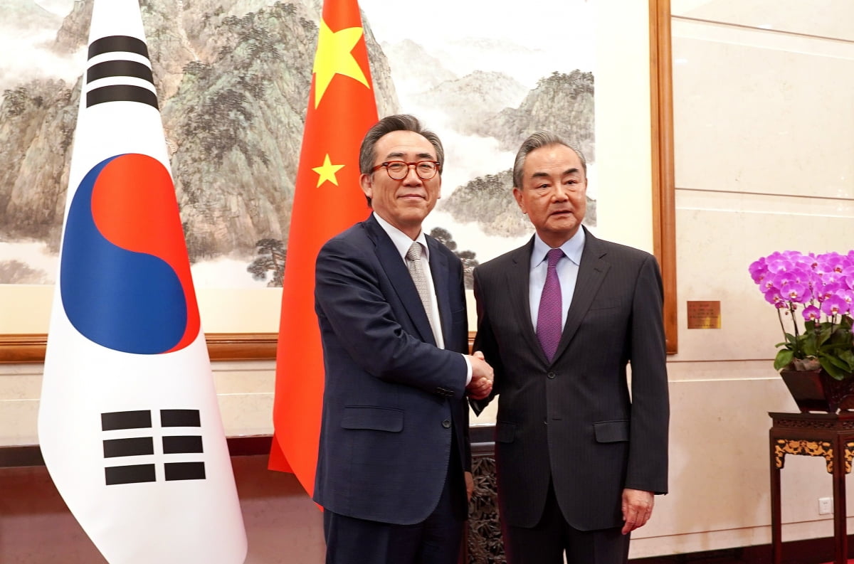  조태열 외교부 장관(왼쪽)과 왕이 중국 외교부장이 13일 오후 중국 베이징에서 열린 한중 외교장관회담에 앞서 인사를 나누고 있다. / 사진=뉴스1