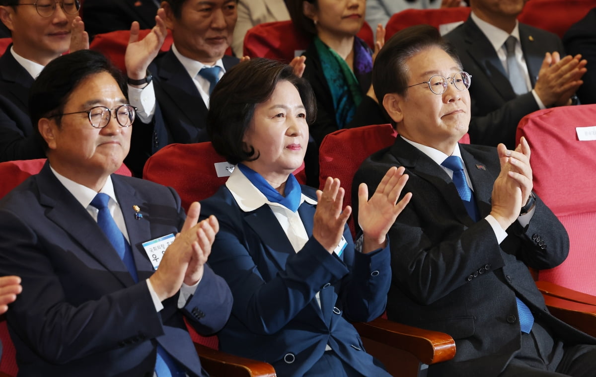 이재명 더불어민주당 대표가 16일 서울 여의도 국회 의원회관에서 열린 제22대 국회 전반기 국회의장단 후보 선출을 위한 더불어민주당 당선자총회에서 국회의장 후보인 추미애, 우원식 후보와 자리해 있다./ 사진=뉴스1