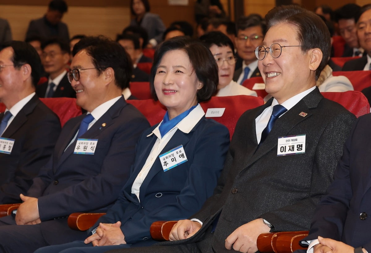 이재명 더불어민주당 대표가 16일 서울 여의도 국회 의원회관에서 열린 제22대 국회 전반기 국회의장단 후보 선출을 위한 더불어민주당 당선자총회에서 국회의장 후보인 추미애(경기 하남갑 당선인)와 미소를 보이고 있다. /사진=뉴스1