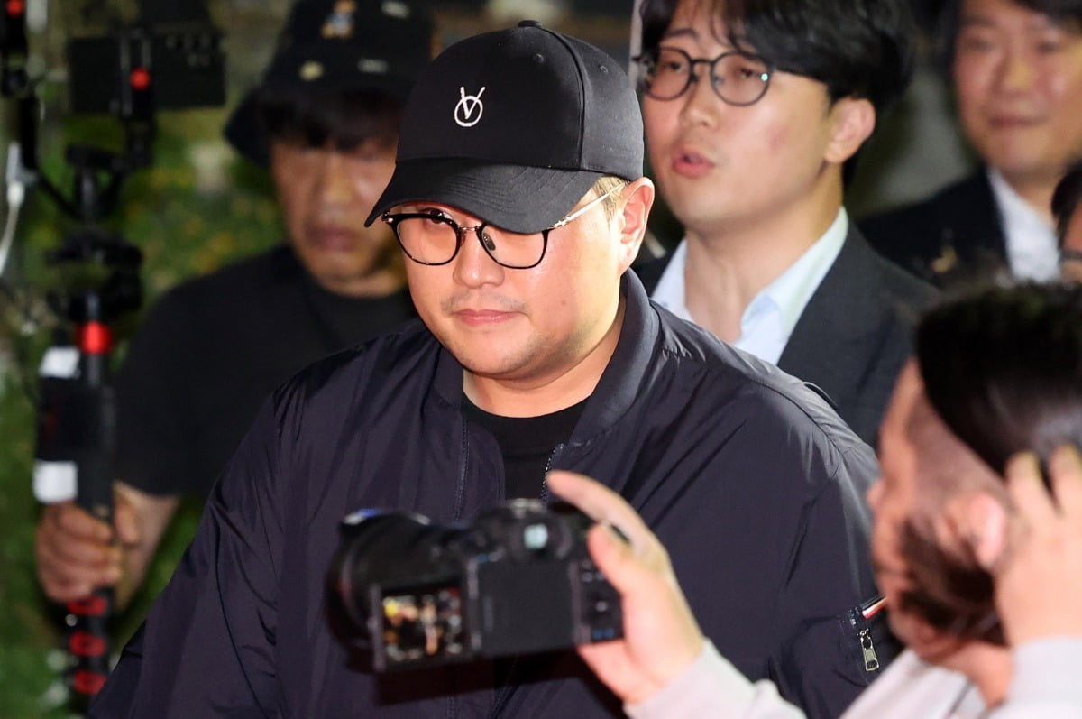 뺑소니 혐의와 음주 운전 의혹을 받는 트로트 가수 김호중이 21일 오후 서울 강남경찰서에서 비공개 조사를 마치고 나오고 있다. 사진=뉴스1
