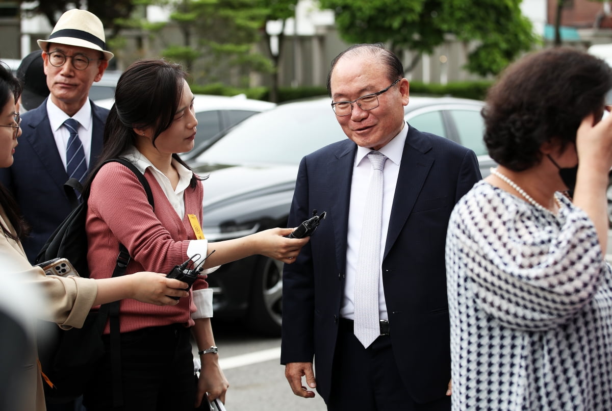 탄핵 소추된 안동완 부산지검 2차장검사의 대리인인 이동흡 전 헌법재판관이 30일 서울 종로구 헌법재판소 대심판정에서 열린 5월 심판사건 선고에 참석하고 있다. 헌재는 이날 전직 서울시 공무원 유우성 씨를 보복 기소했다는 이유로 탄핵 소추됐던 안 검사에 대한 탄핵안을 기각했다. / 사진=뉴스1