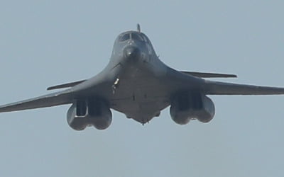 <font color="#ee4c4c">속보 </font>美 폭격기 B-1B 한반도 전개…7년 만의 JDAM 투하 훈련