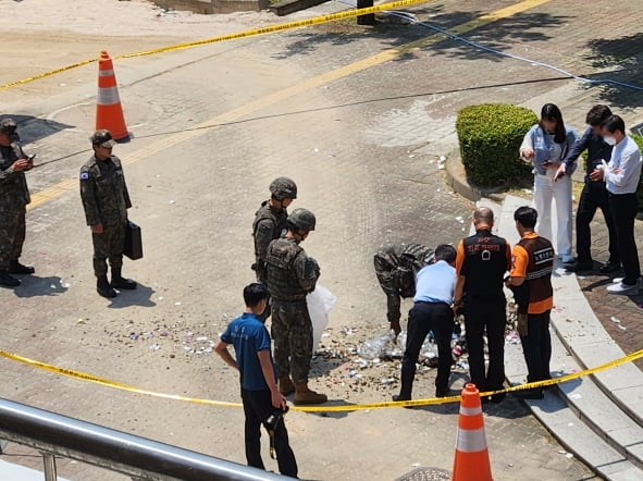 지난 29일 오전 볼트 카지노 상계동 수락중학교에 북한이 날려 보낸 것으로 보이는 대남 전단 살포용 풍선 잔해 추정 물체가 놓여있다. 이날 관계 당국에 따르면 합동참모본부가 전날 밤 북한이 보낸 것으로 추정되는 전단 살포용 풍선 추정 물체가 전방지역에서 관측됐다고 밝힌 데 이어 이날 오전까지 경기와 강원 등 접경지역에서 풍선 잔해로 보이는 물체를 발견했다는 신고가 잇따라 접수됐다. /사진=연합뉴스