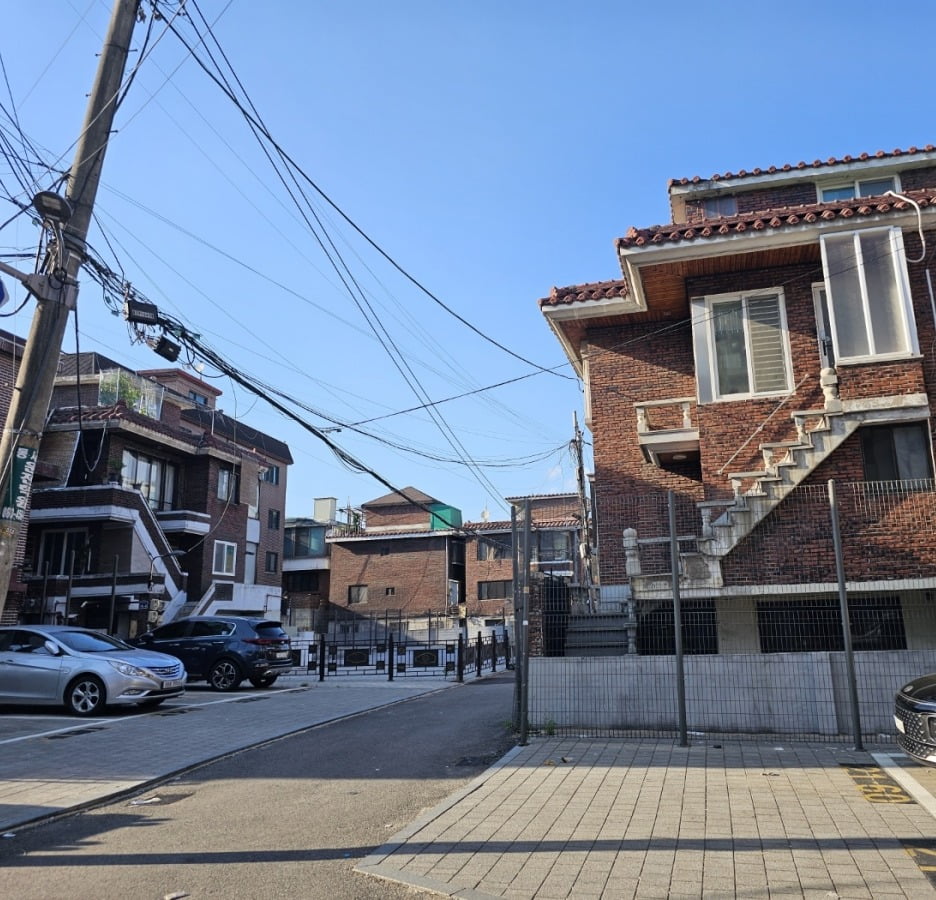 서울 송파구 풍납토성 안, 국가유산청이 보상을 완료해 사람이 떠난 빈집은 철제 울타리에 둘러 싸였다. / 사진=최해련 기자