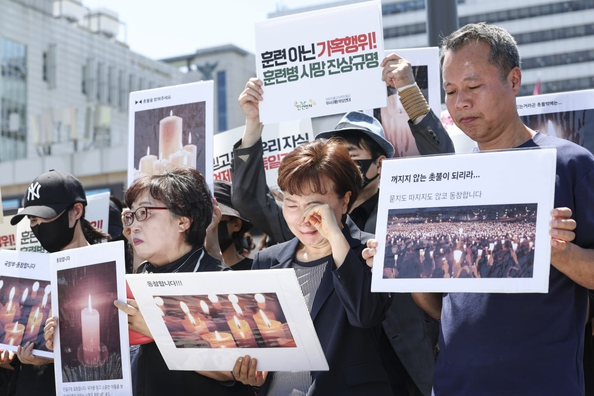 4일 오전 서울 용산구 국방부 앞에서 열린 '육군 12사단 훈련병 가혹행위 사망 사건 규탄 및 진상규명 촉구 기자회견'에서 참석자들이 눈물을 흘리고 있다.