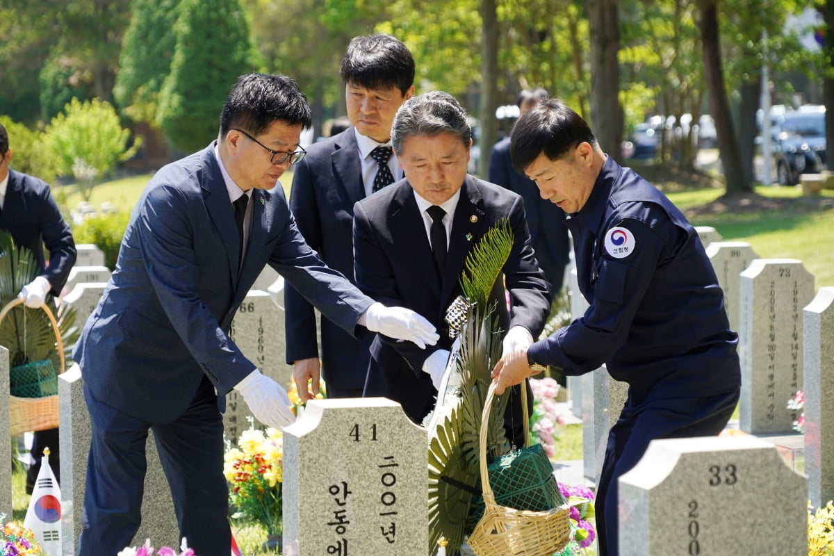 남성현 산림청장, 산불진화중 순직한 산림항공공무원 묘역 참배