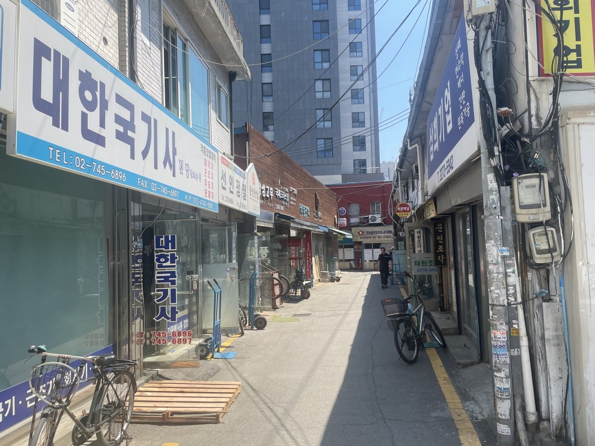 2002년엔 없어서 못 팔았는데…태극기도 중국산이 점령 | 한국경제