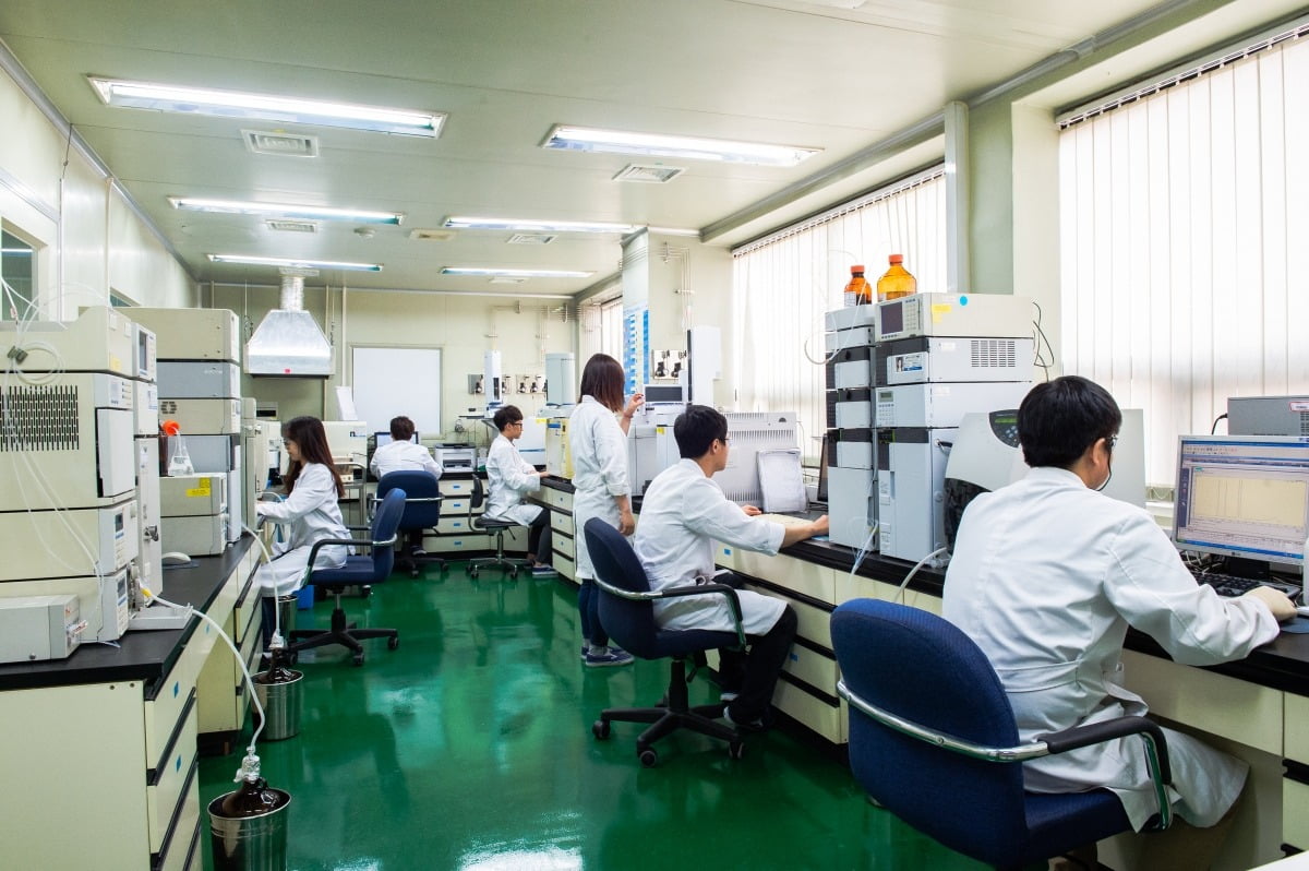 한국파마 직원들이 의약품 연구를 하고 있다.  한국파마 제공