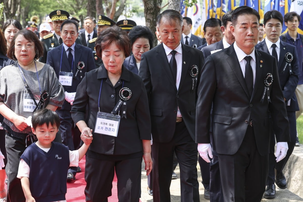 신원식 국방부 장관이 5일 오전 서울 동작구 카지노 슬롯머신 열린 '호국의 형제 6호' 안장식을 마친 뒤 유가족과 함께 이동하고 있다.