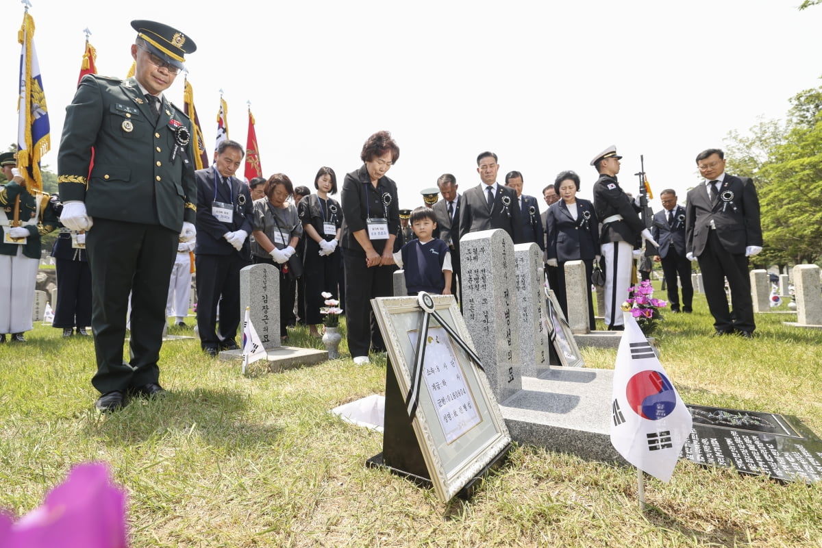 [뉴스 한줌] '잊지 않겠습니다' 호국의 형제 제6호 안장식