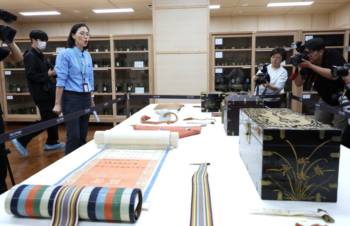 5일 오후 서울 종로구 국립고궁박물관에서 직원이 수장고에 보관된 어보, 어책, 교명을 공개하고 있다. /뉴스1