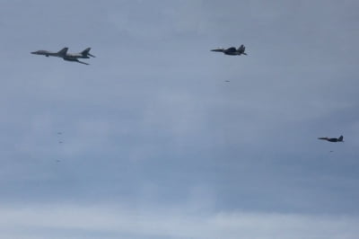 대북 경고장…美 폭격기 B-1B 한반도 전개해 7년 만 JDAM 투하 [종합]