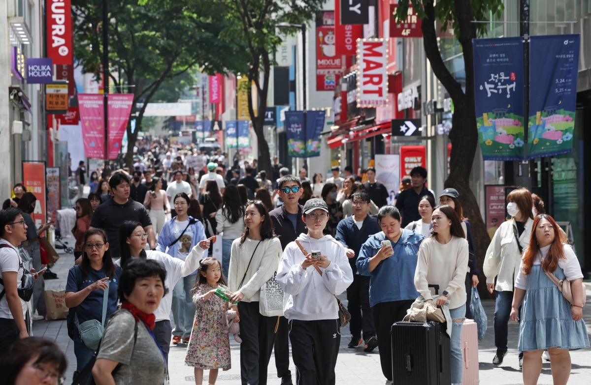 서울 중구 명동거리에 연휴 기간을 맞아 한국을 찾은 외국인 관광객들이 붐비고 있다. /이솔 기자