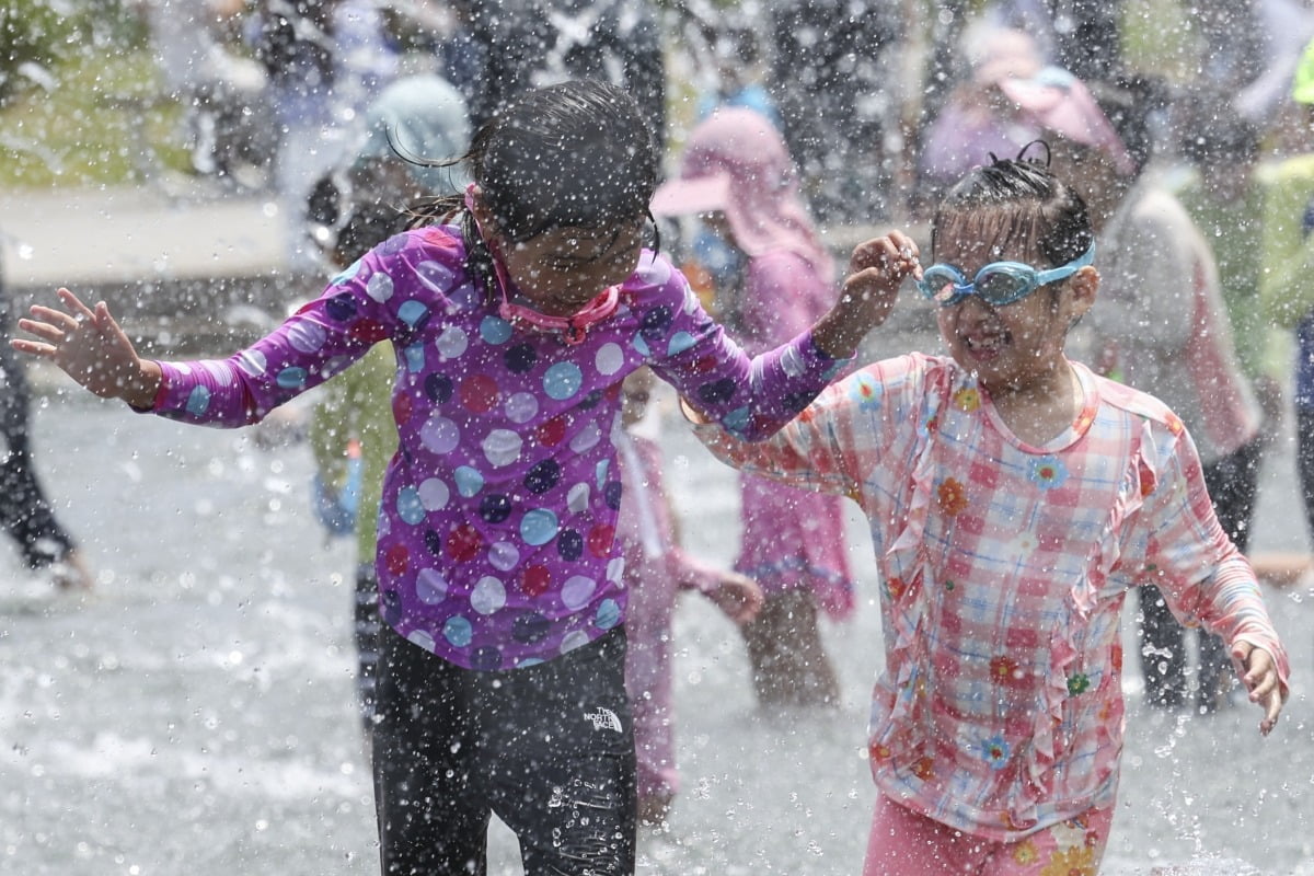 9일 오후 서울 여의도 물빛광장을 찾은 어린이들이 물놀이를 즐기고 있다.