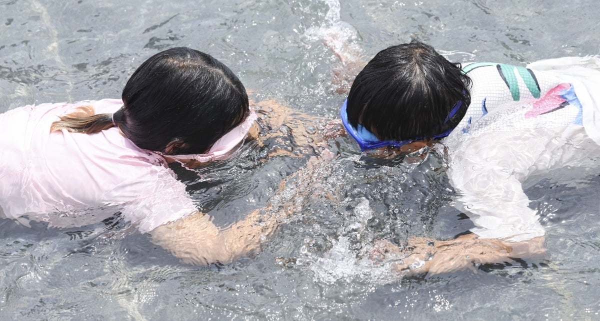9일 오후 서울 여의도 물빛광장을 찾은 어린이들이 잠수대결을 하고 있다.