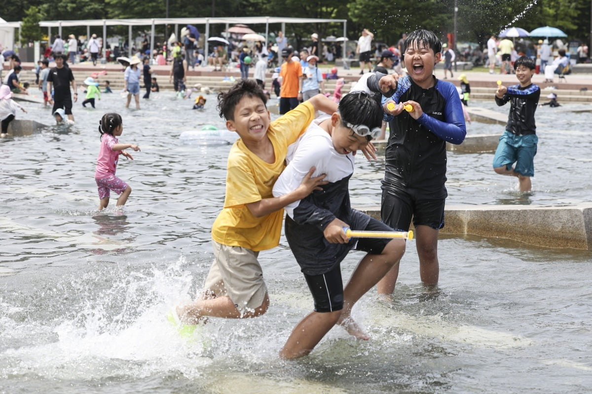 서울의 낮 최고기온이 29도까지 오르며 초여름 날씨를 보인 9일 오후 서울 여의도 물빛광장을 찾은 어린이들이 물놀이를 즐기고 있다.