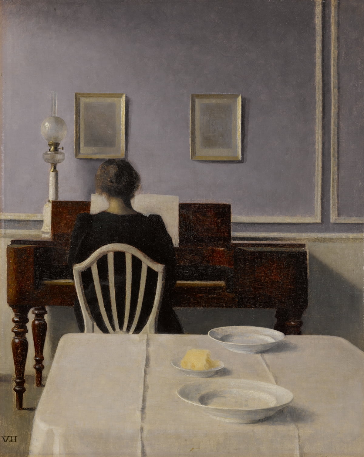 함메르쇠이의 'Interior with Woman at Piano'.