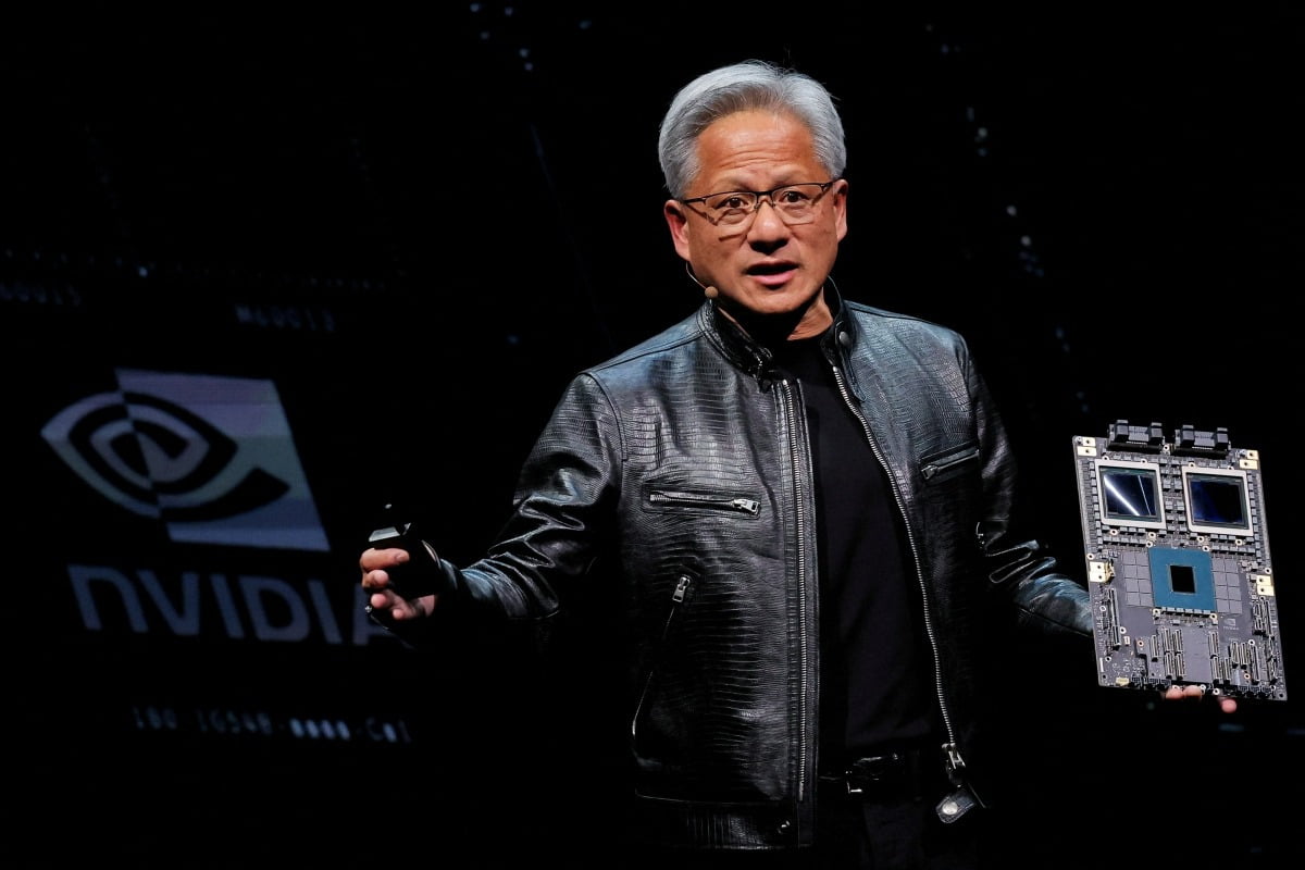 젠슨 황 엔비디아 최고경영자(CEO)가 지난 2일 대만 타이페이에서 열린 '컴퓨텍스 2024' 행사에서 블랙웰 그래픽처리장치(GPU) 플랫폼을 선보이고 있다.  /로이터