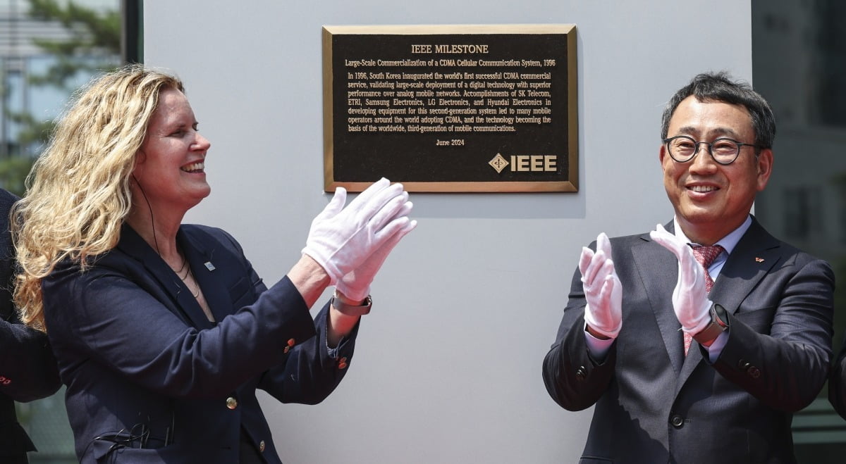 유영상 SKT 대표(오른쪽)와 캐슬린 크레이머 IEEE 차기회장이 10일 오후 서울 중구 SKT타워에서 열린 IEEE 마일스톤(Milestone·이정표)등재를 기념한 현판식을 마친 후 기념촬영하고 있다.