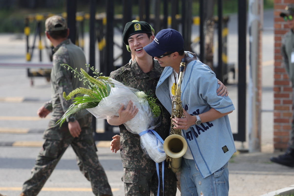 그룹 방탄소년단 진이 12일 오전 육군 만기 전역했다. /사진=연합뉴스