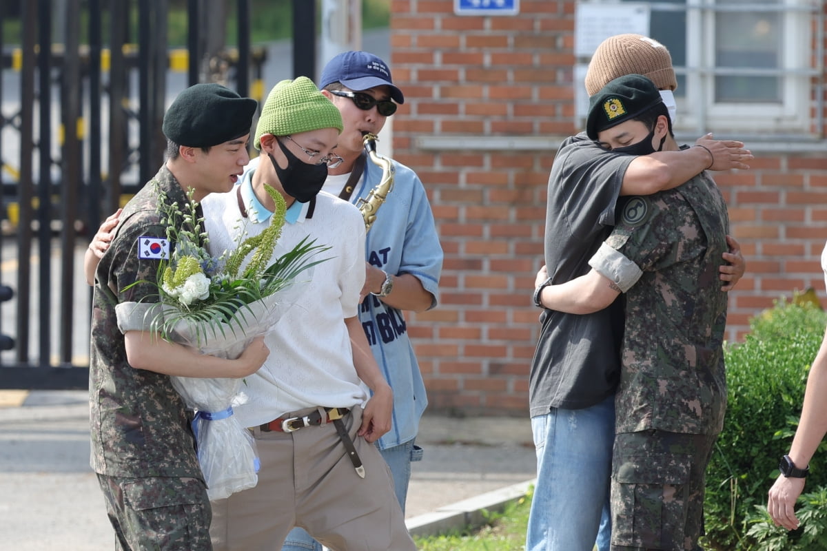 그룹 방탄소년단 진이 12일 오전 육군 만기 전역했다. /사진=연합뉴스