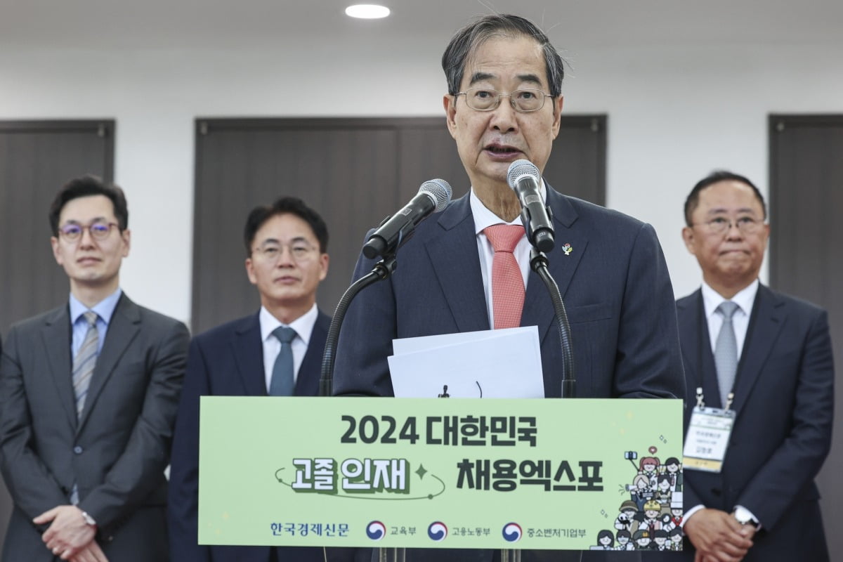 한덕수 국무총리가 12일 경기 고양시 킨텍스에서 열린 2024 대한민국 고졸 인재 채용 엑스포 개막식에서 축사를 하고 있다.