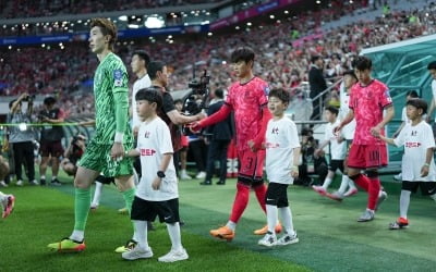 KT, 축구 국가대표 에스코트에 난청 아동 초대
