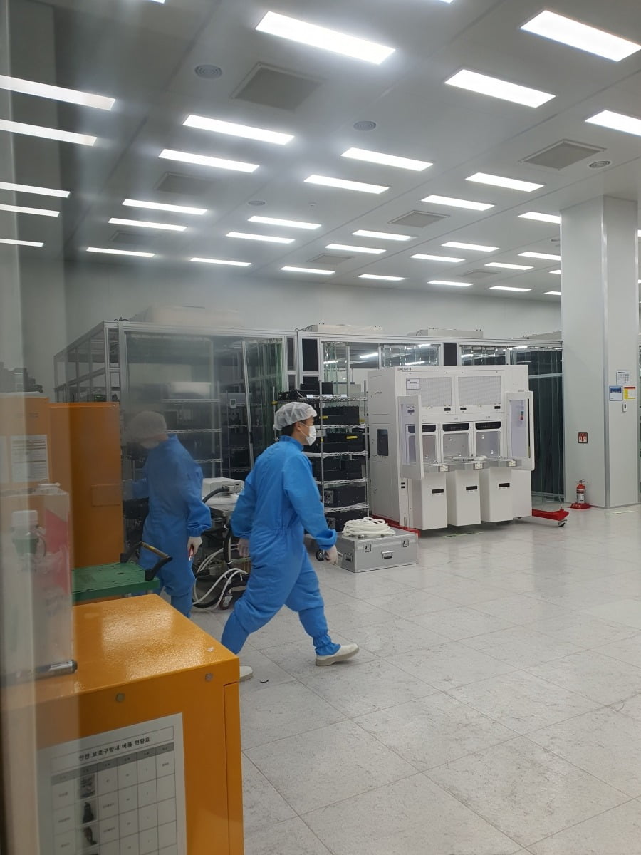 반도체 검사장비 직원들이 생산현장을 점검하고 있다. 화성=윤현주 기자