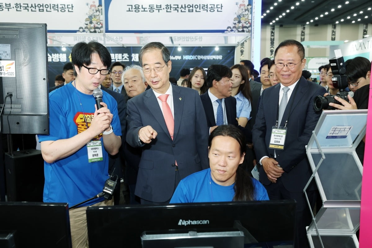 한덕수 국무총리와 김정호 한국경제신문 사장 등이 12일 킨텍스슬롯 사이트 슬롯사이트 열린 2024 대한민국 고졸 인재 채용 엑스포슬롯 사이트 슬롯사이트 한국폴리텍대학 부스를 둘러보고 있다./강은구 기자
