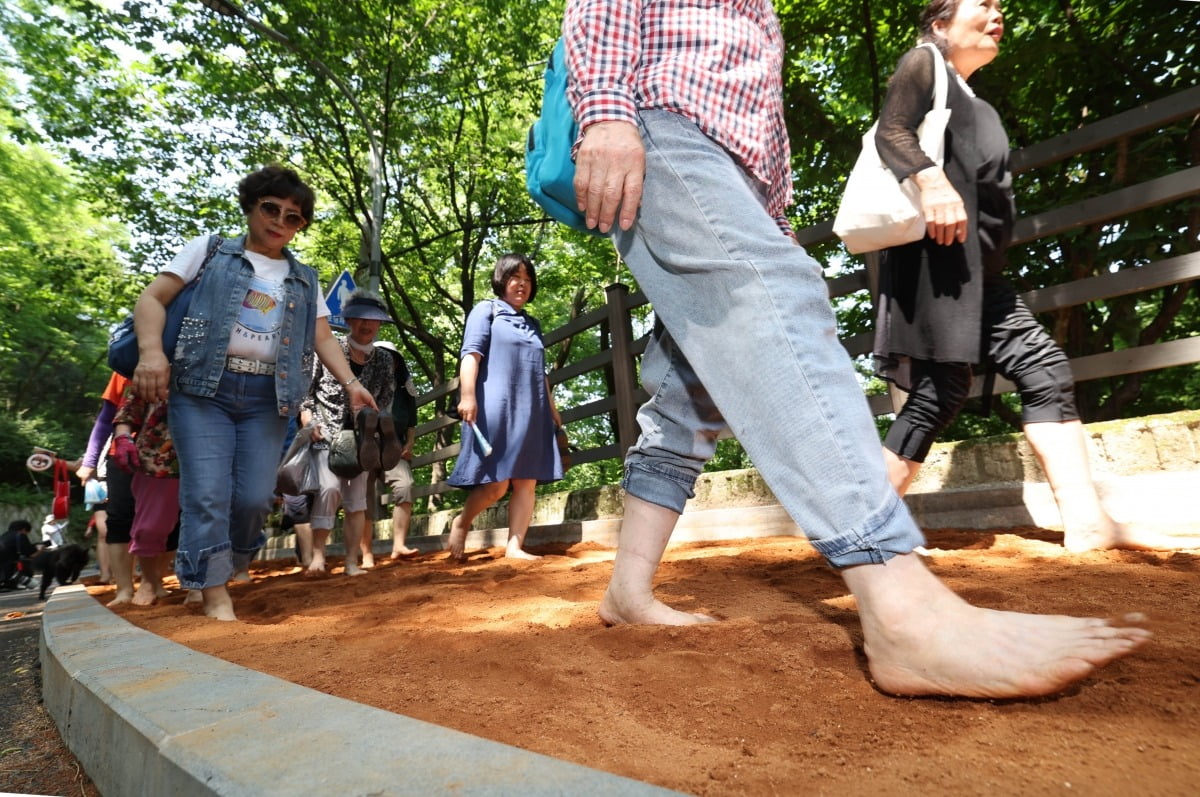 13일 오후 서울 서대문구 서대문독립공원 뒤 현저테니스장 인근에 조성된 천연동 카지노사이트 추천에서 시민들이 맨발로 산책하고 있다. 천연동 카지노사이트 추천은 독립문삼호아파트 뒤 산복도로 구간을 잇는 길이 800m, 폭 2m 규모로 조성됐다. /김범준 기자