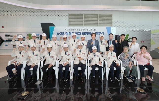 17일 인천공항 제2여객터미널에서 진행된 ‘6.25 참전용사 인천공항 초청 및 희망박스 전달행사’에서 인천국제공항공사 이학재 사장(뒷줄 오른쪽 다섯번째)이 6·25 참전 용사들과 함께 기념 촬영을 하고 있다. 인천공항공사