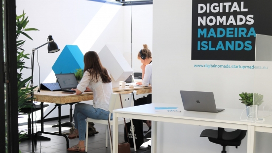 포르투갈 마데이라섬은 이제 디지털 노마드들의 천국으로 유명하다 
https://digitalnomads.startupmadeira.eu/