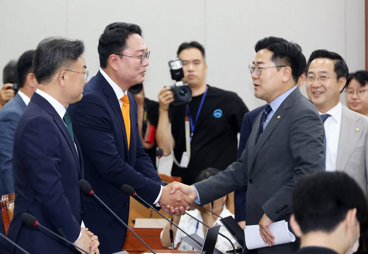 [포토] 국회 운영위에서 인사 나누는 박찬대·천하람 의원