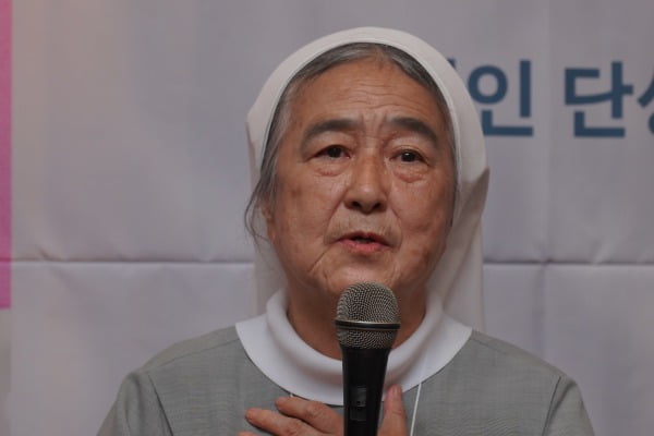 이해인 수녀 ""바람에 흔들려도 기분좋게 살아가는 꽃이 되길 바라요"